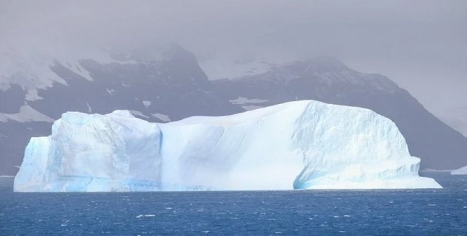Почему в антарктиде сильные ветра. Остров короля Георга Антарктида. Южные Шетландские острова Антарктида киты. Острова возле Антарктиды.