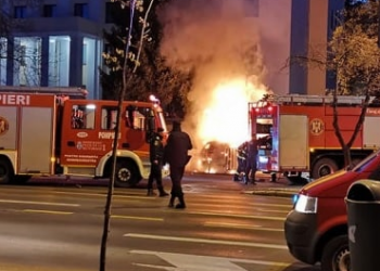 В забор посольства врезался автомобиль