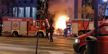 В забор посольства врезался автомобиль