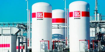 Лукойл останавливает работу