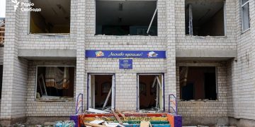 «Денацифицированные»  школа и мемориал погибшим во Второй мировой