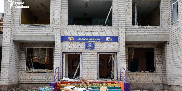 «Денацифицированные»  школа и мемориал погибшим во Второй мировой