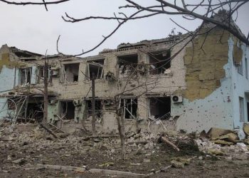 Под Харьковом обстреляли здание горсовета и дома