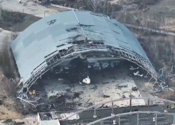 Как выглядит разрушенная «Мрія» из аэропорта в Гостомеле