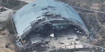 Как выглядит разрушенная «Мрія» из аэропорта в Гостомеле