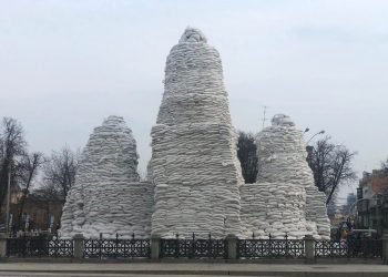 Киевские монументы защищены от обстрелов.