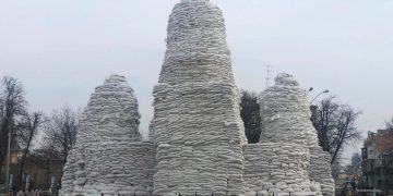 Киевские монументы защищены от обстрелов.