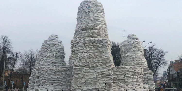 Киевские монументы защищены от обстрелов.