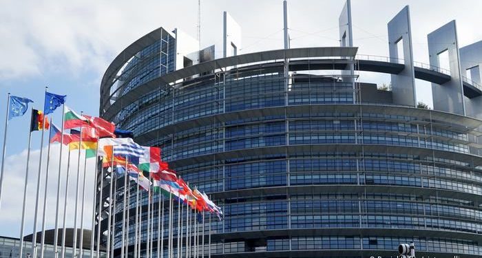 В Европарламенте выступили за ужесточение санкций против России