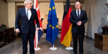 Джонсон призовёт Шольца усилить давление на Россию