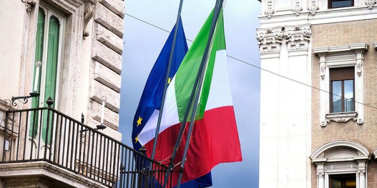 Массовая высылка российских дипломатов по всему миру