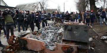 В буче продолжают собирать мины