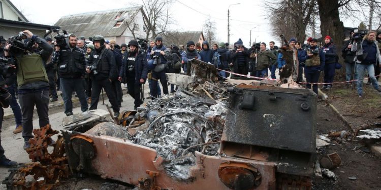 В буче продолжают собирать мины