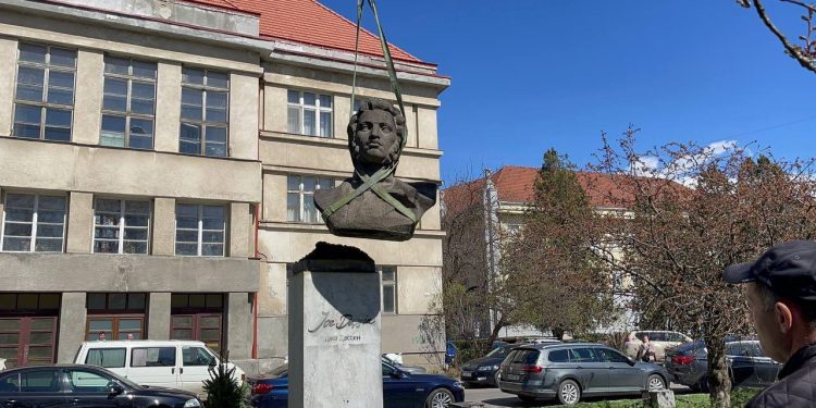 В Украине начался «Пушкинопад»