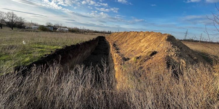 Армия РФ роет окопы и траншеи