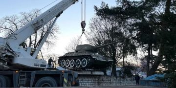 Демонтировали памятник советскому танку