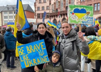 Люди выходят на акции поддержки