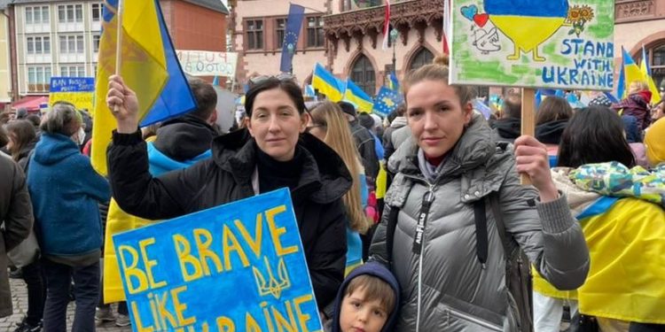 Люди выходят на акции поддержки