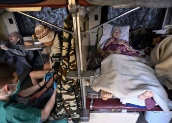 Людей эвакуируют с востока Украины