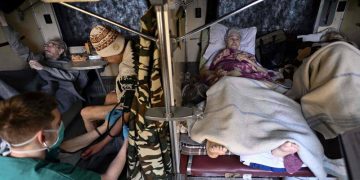 Людей эвакуируют с востока Украины