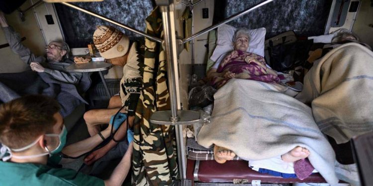 Людей эвакуируют с востока Украины