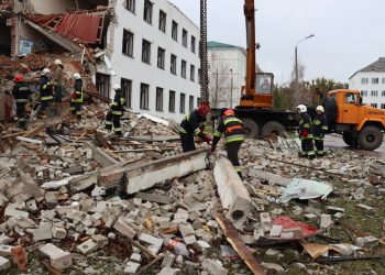 Чернигов. Продолжают разбирать завалы