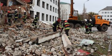 Чернигов. Продолжают разбирать завалы