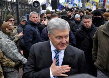 С Порошенко сняли запрет на выезд