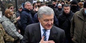 С Порошенко сняли запрет на выезд