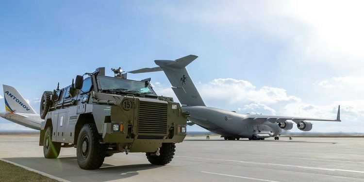 Прибыли первые бронеавтомобили