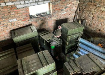 Военным досталось 100 ящиков со снарядами