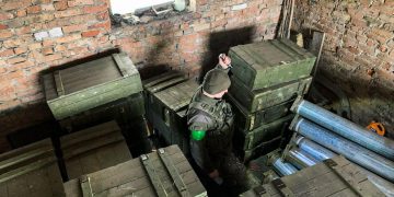 Военным досталось 100 ящиков со снарядами