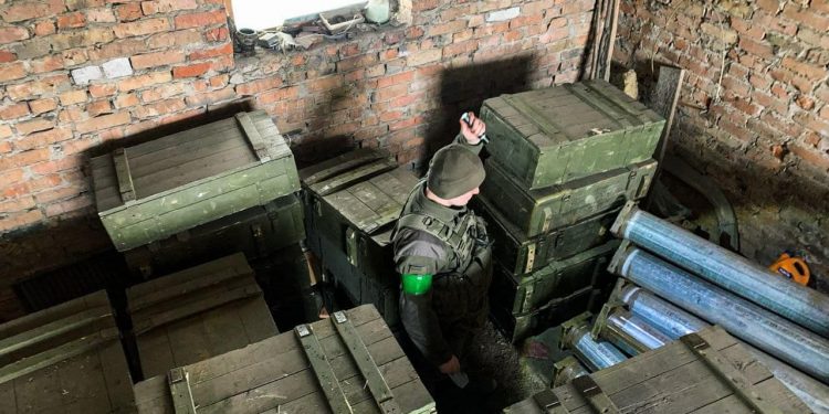 Военным досталось 100 ящиков со снарядами