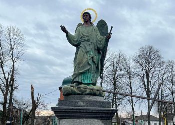 Чудом уцелел памятник архангелу Михаилу