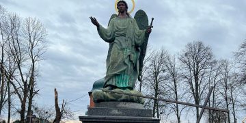 Чудом уцелел памятник архангелу Михаилу