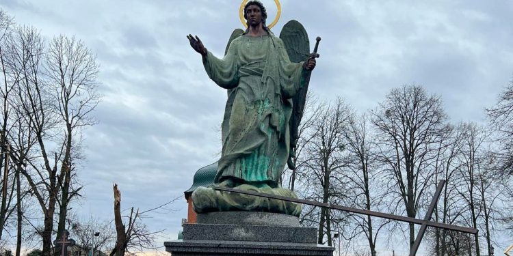 Чудом уцелел памятник архангелу Михаилу