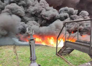 Обстреляли нефтеперерабатывающий завод