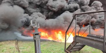 Обстреляли нефтеперерабатывающий завод