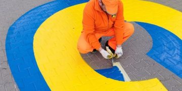 Большая желто-голубая надпись в Польше