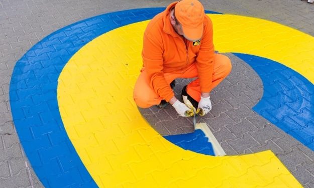 Большая желто-голубая надпись в Польше