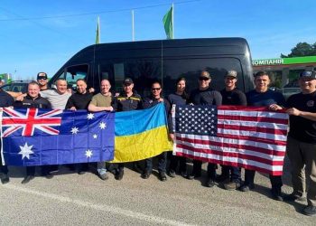 Прибыли спасатели из разных стран