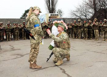 Любовь и война: в Харькове обручились две пары военных
