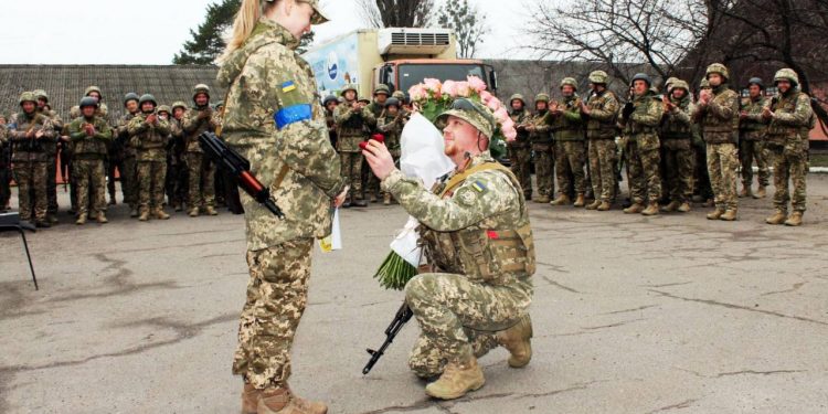 Любовь и война: в Харькове обручились две пары военных