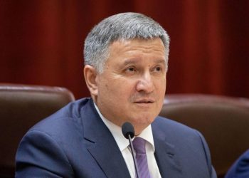 Его найдут задушенным шелковым платком