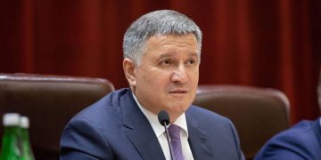 Его найдут задушенным шелковым платком