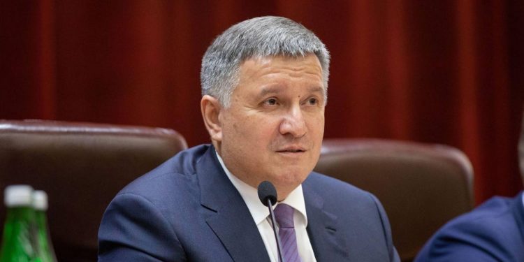 Его найдут задушенным шелковым платком