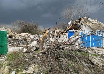 В Луганской области загорелось 15 жилых домов