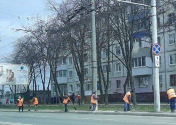 В многоэтажках ремонтируют лифты