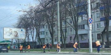 В многоэтажках ремонтируют лифты