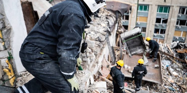 Разбор разрушенных домов в Киеве